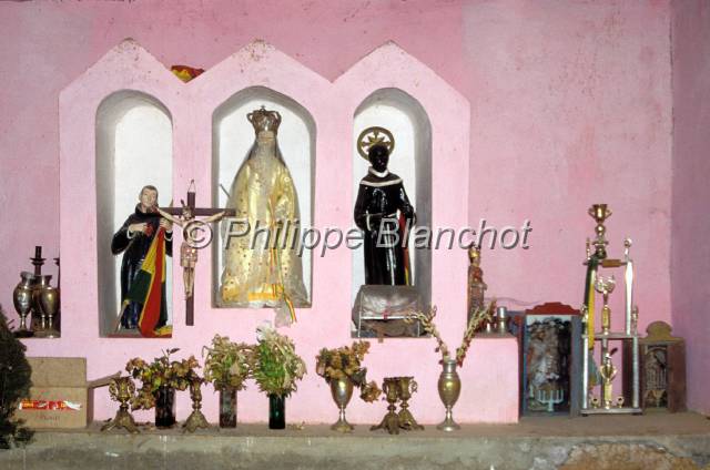 yungas bolivie  17.JPG - Intérieur de l'église de TocanaCulte de la vierge noireYungas de Bolivie